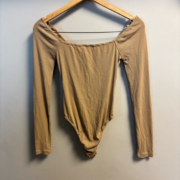 Princess Polly Elegant Tan Off-Shoulder Women's Top - Picture 3 of 6